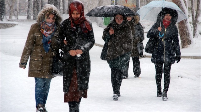 Erzurum'da yoğun kar yağış etkili olmaya devam ediyor.