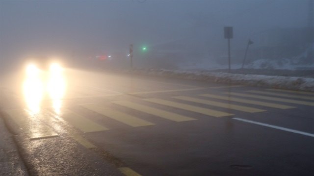 Bolu Dağı'nda yoğun sis ve sağanak yağış, sürücülere zor anlar yaşatıyor.