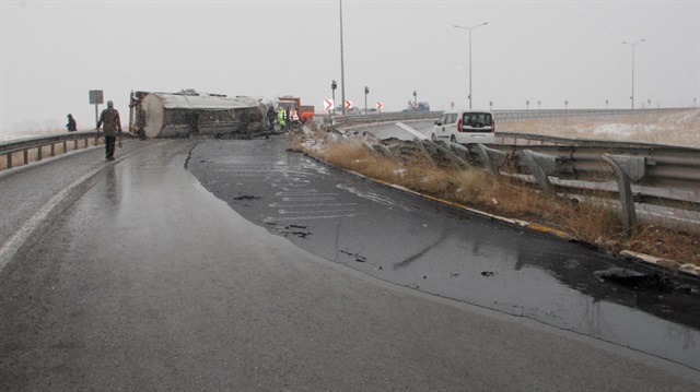 Sivas'ta devrilen tankerden 15 ton asfalt yola döküldü