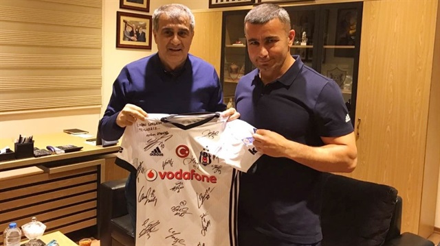 Şenol Güneş, Qarabağ kulübüne Pepe forması hediye etti.