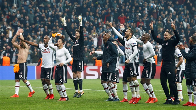 Beşiktaşlı futbolcular gruptan lider çıkmanın sevincini maç sonunda taraftarıyla böyle paylaştı.