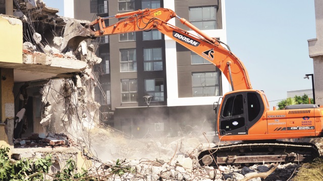 Mersin kent merkezinde metruk yapıların yıkımına başlandı
