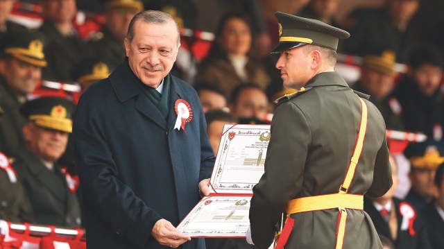 Erdoğan, mezuniyet töreninde dereceye giren subaylara diplomasını verdi.