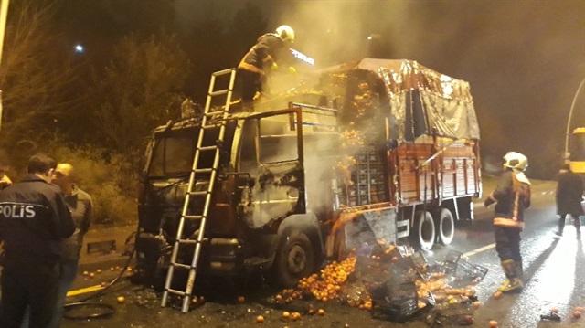 Ankara'da seyir halinde olan domates yüklü kamyon alev alev yandı.