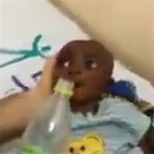 Susuzluktan ölmek üzere olan bebeğin suya kavuşma anı