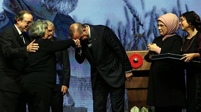 Cumhurbaşkanı Erdoğan, Semih Kaplanoğlu'nun annesinin elini öperken