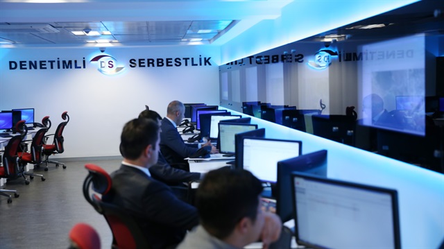 Adalet Bakanlığı Elektronik İzleme Merkezi’nde denetimli serbestlikle serbest kalanlar adım adım takip ediliyor.