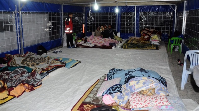 Vatandaşlar geceyi Muğla Büyükşehir Belediyesi’nin ve AFAD’ın kurduğu çadırlarda geçirdi.