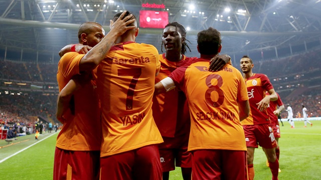 Galatasaray, Süper Lig'de Alanyaspor'u 2-0 mağlup ederek Beşiktaş'ın puan kaybettiği haftada önemli bir 3 puan elde etti.