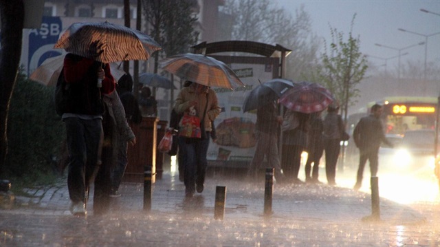 Batı Akdeniz'deki sağanak yağış  tehdidiyle Meteoroloji uyarı yaptı
