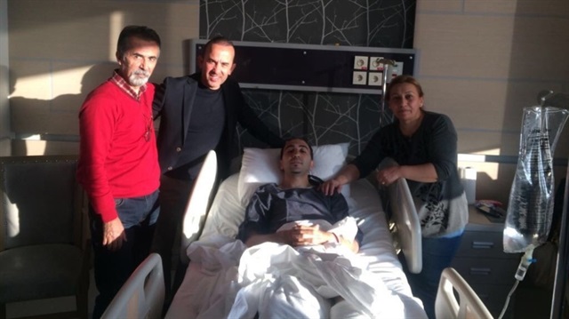 Aşil tendonu yırtılan yardımcı antrenör Dünya Can Çiçekverdi’yi ailesi ve Konyaspor Teknik Direktörü Mehmet Özdilek hastanede ziyaret etti.