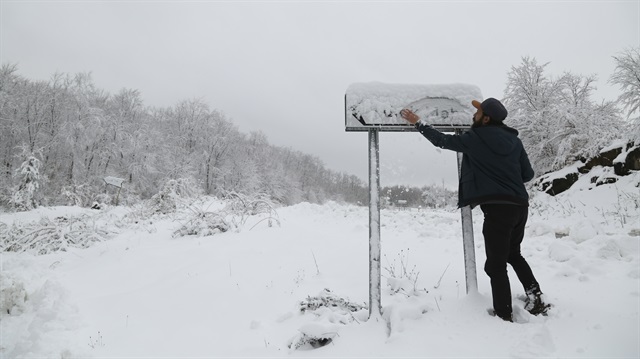 Kastamonu'da pek çok köy yolu, yoğun kar yağışı sebebiyşle ulaşıma kapandı.