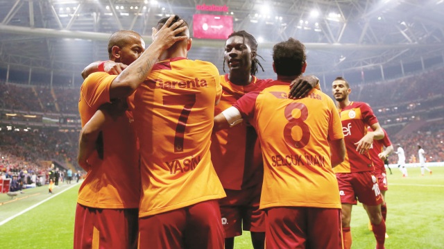 Galatasaray, Süper Lig'in 13. haftasında evinde ağırladığı Aytemiz Alanyaspor'u 2-0 yenerek zirvedeki yerini korudu.