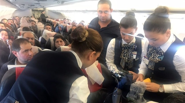 Uçakta kalp krizi geçirdiği tahmin edilen bir yolcuya ilk müdahaleyi kabin ekibi yaptı. 