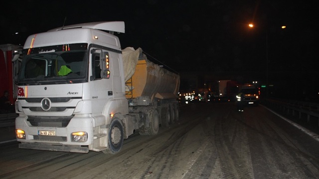 Meydana gelen zincirleme trafik kazasında 9 araç birbirine girdi. 