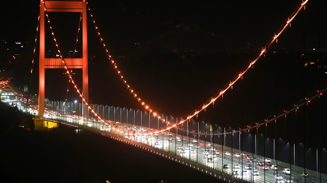 15 Temmuz Şehitler Köprüsü, turuncu ışıkla aydınlatıldı.