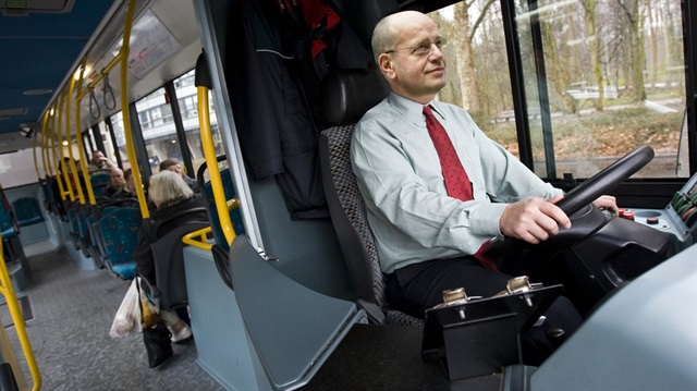 Hollanda eski Devlet Bakanı Fred Teeven artık bir otobüs şoförü. 