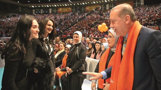 Erdoğan, programa katılan "Diriliş Ertuğrul" dizisi oyuncuları Esra Bilgiç Töre ve Gülsim Ali ile bir süre sohbet etti.
