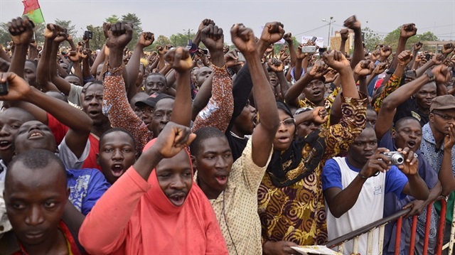 Burkina Faso'lu öğrenciler, Fransa Cumhurbaşkanı Macron'un ülkelerine gelmesine karşı çıkıyorlar. 