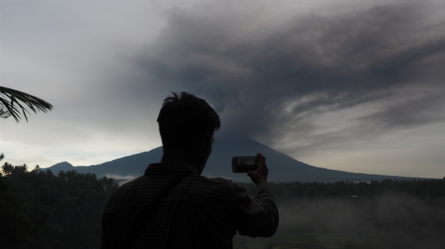 Endonezya'daki Agung Yanardağı'nın yeniden faaliyete geçti.