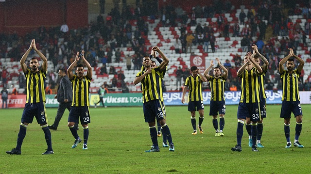Süper Lig'de Fenerbahçe deplasmanda Antalyaspor'u yenerek 3. sıraya yükseldi. 
