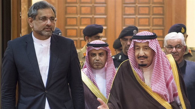 Pakistan Başbakanı Şahid Hakan Abbasi ile Suudi Arabistan Kralı Selman bin Abdulaziz