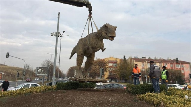 Aatürk Orman Çiftliği (AOÇ) Kavşağı’ndan kaldırılan dinazor.