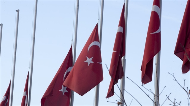 Türkiye'de bugün milli yas nedeniyle bayraklar yarıya indirildi. 