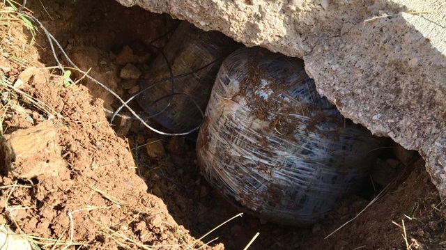 Şırnak'ta PKK'lı teröristlerce yol kenarına tuzaklanmış el yapımı patlayıcı, kontrollü infilak ettirildi.