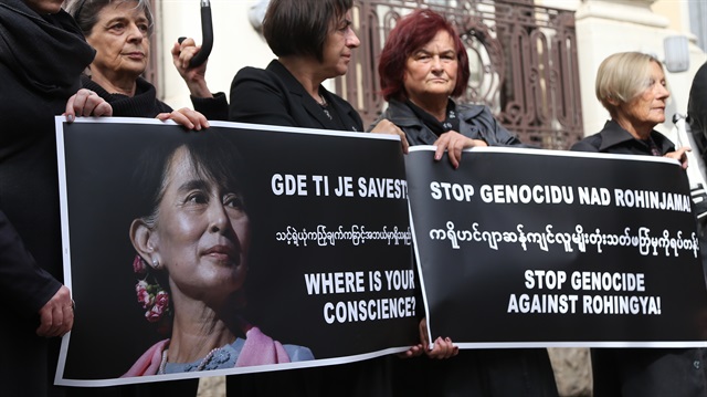 Dünyanın pek çok yerinde Myanmar lideri Suu Çii'ye yönelik protestolar devam ediyor. 
