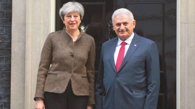 İngiltere Başbakanı Theresa May, Başbakan Binali Yıldırım'ı 10 Downing Street'te kapıda karşıladı.