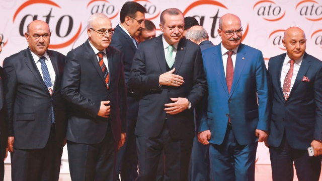 "Ankara'nın En'leri Ödül Töreni"ne katılan Cumhurbaşkanı Erdoğan, ödül almaya hak kazanan katılımcılara ödüllerini verdi.