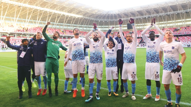 ​Süper Lig'de Sivasspor'u deplasmanda 2-1 yenerek, bu sezon ilk kez üst üste iki maç kazanan Trabzonspor, hedef yükseltti. 