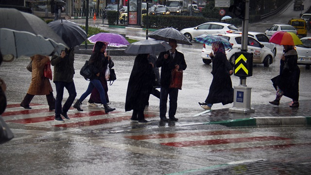 Bursa'da dün akşamdan bu yana sağanak yağış etkili oluyor. 