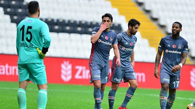 Mustafa Pektemek 9. golün ardından eliyle ağzını kapatarak, Manisaspor kalecisi Emrullah'tan özür diledi.