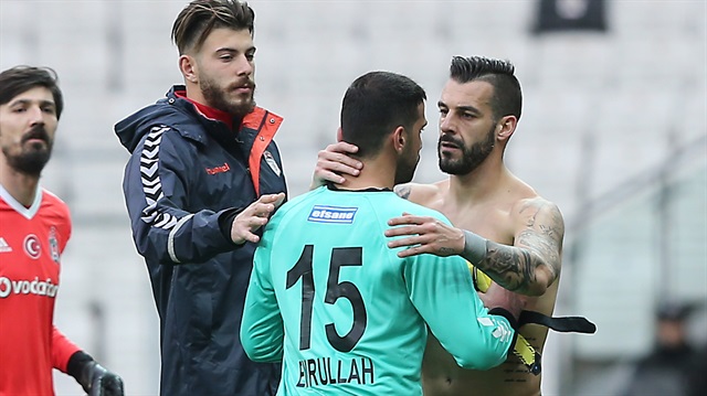 Negredo, Beşiktaş maçında 9 gol yiyen Manisaspor kalecisi Emrullah'ı teselli etti.