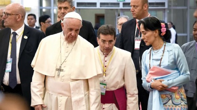 Papa'nın son ziyaretinde Arakanlı Müslümanlara yönelik yorumda bulunmaması tepki çekmişti