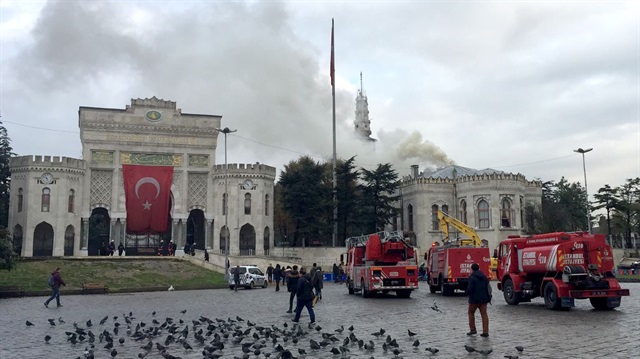 İstanbul Üniversitesi Beyazıt yerleşkesinde baca yangını...  