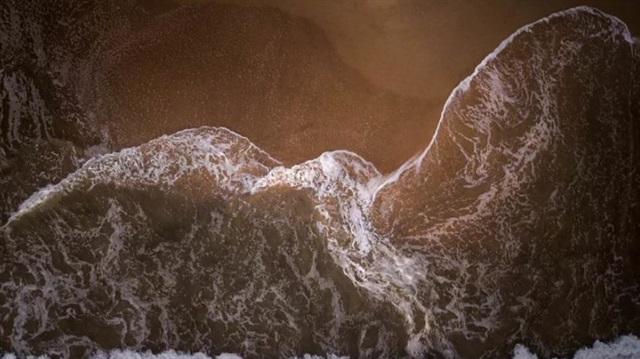 Sahile vuran dalgaları drone ile kaydeden fotoğrafçı oldukça farklı görüntüler yakaladı