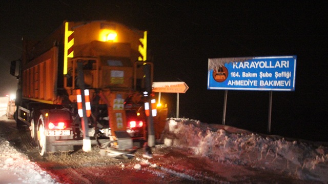Erzincan'da kar yağışı ve tipi nedeniyle ulaşım güçlükle sağlanıyor.