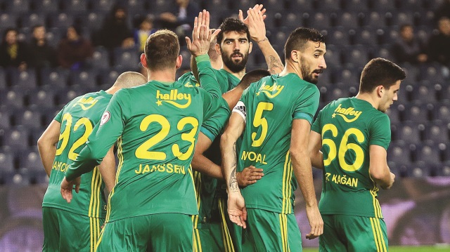 Ziraat Türkiye Kupası 5. Tur ilk maçında Fenerbahçe, evinde ağırladığı TFF 1. Lig ekibi Adana Demirspor'a gol oldu yağdı.