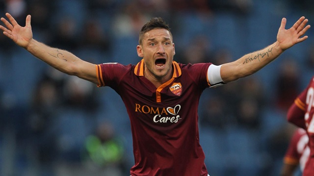 Kariyeri boyunca Roma forması giyen Totti, şu anda kulübünde yöneticilik görevinde bulunuyor.