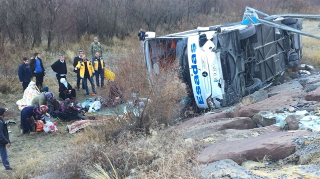 Erzincan'da, yolcu otobüsü kaza yaptı. 
