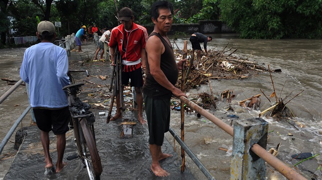 Kasırga sonrası Endonezya'da halk, yaralarını sarmaya çalışıyor.
