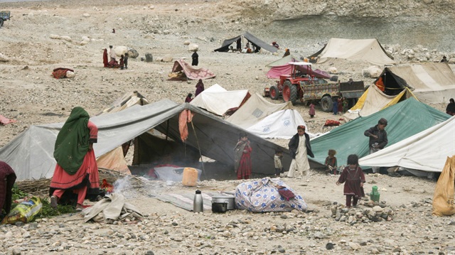 Çatışmalardan kaçarak güvenli bölgelere sığınmaya çalışan pek çok aile zor şartlar altında yaşıyor.