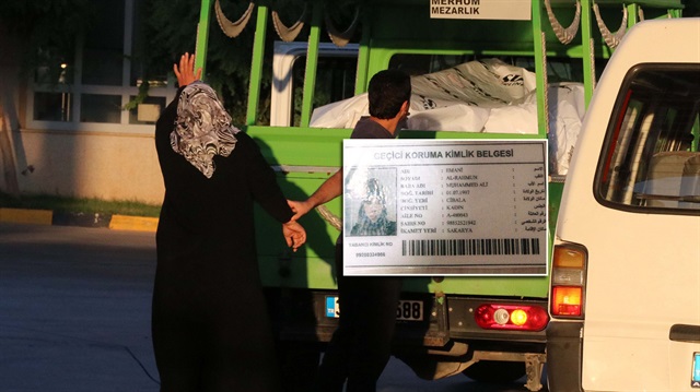 Suriyeli anne ve bebeğinin cenazesi dün cenaze nakil aracıyla Türkiye'den Suriye'ye gönderilmişti.
