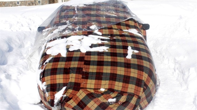 Bazı vatandaşların araçların üzerine battaniye örttükleri görüldü. 