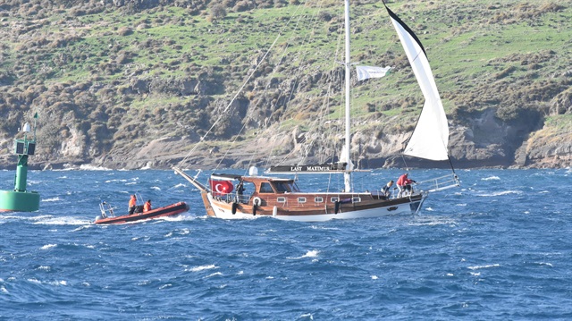 Ekipler, 8 kişinin içerisinde bulunduğu tekneyi Bodrum Marina'ya getirdi.