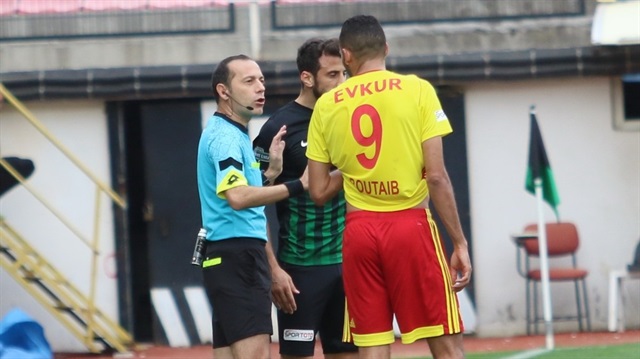 Cüneyt Çakır Akihsar-Yeni Malatyaspor maçında tartışmalı bir karar imza attı.