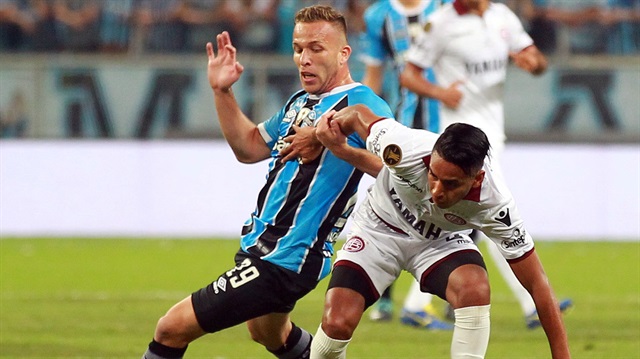 21 yaşındaki orta saha oyuncusu Melo, Libertadores Kupası finalinde rakibiyle mücadele ederken.
